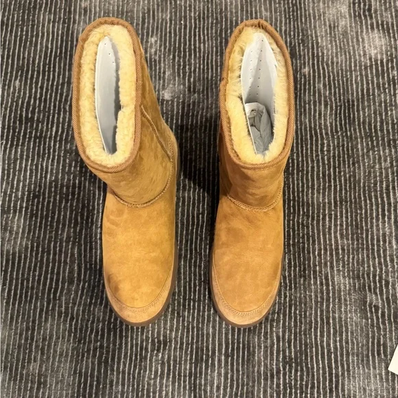 UGG unisex Chestnut Sheepskin Boots - Picture 6 of 10